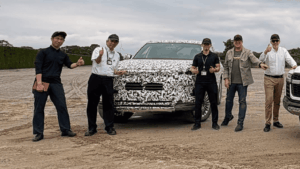 รถทดสอบพรางตัวลึกลับคันดังกล่าว คาดว่าจะเป็น Land Cruiser ขุมพลังไฟฟ้าล้วน (EV)